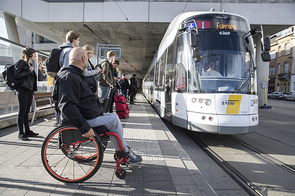 Rolstoelgebruiker-aan-perron